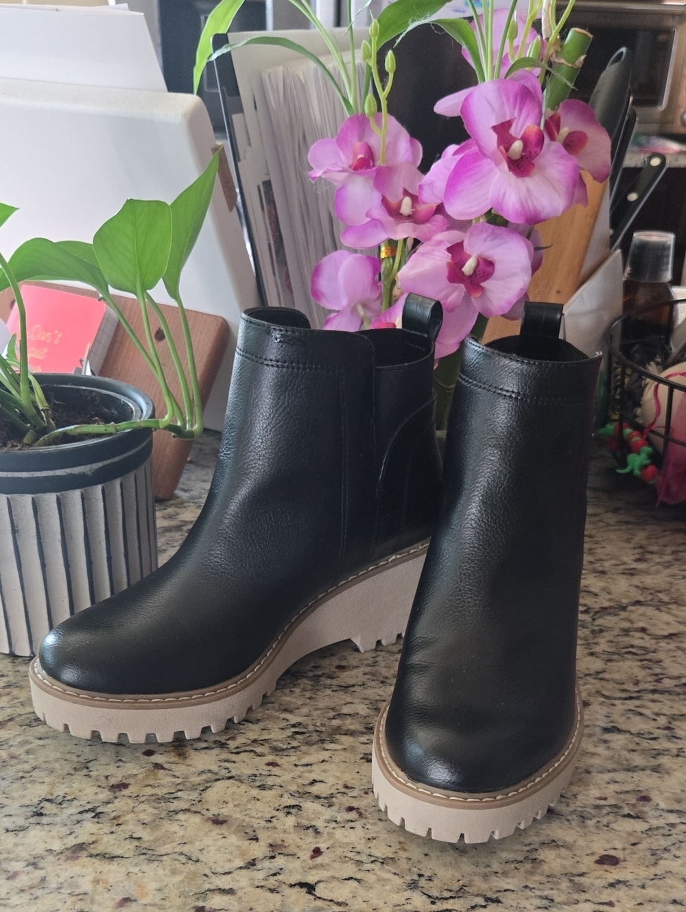 DV By Dolce Vita Rielle Lug Sole Platform Chelsea Boot Black EUC - 7.5